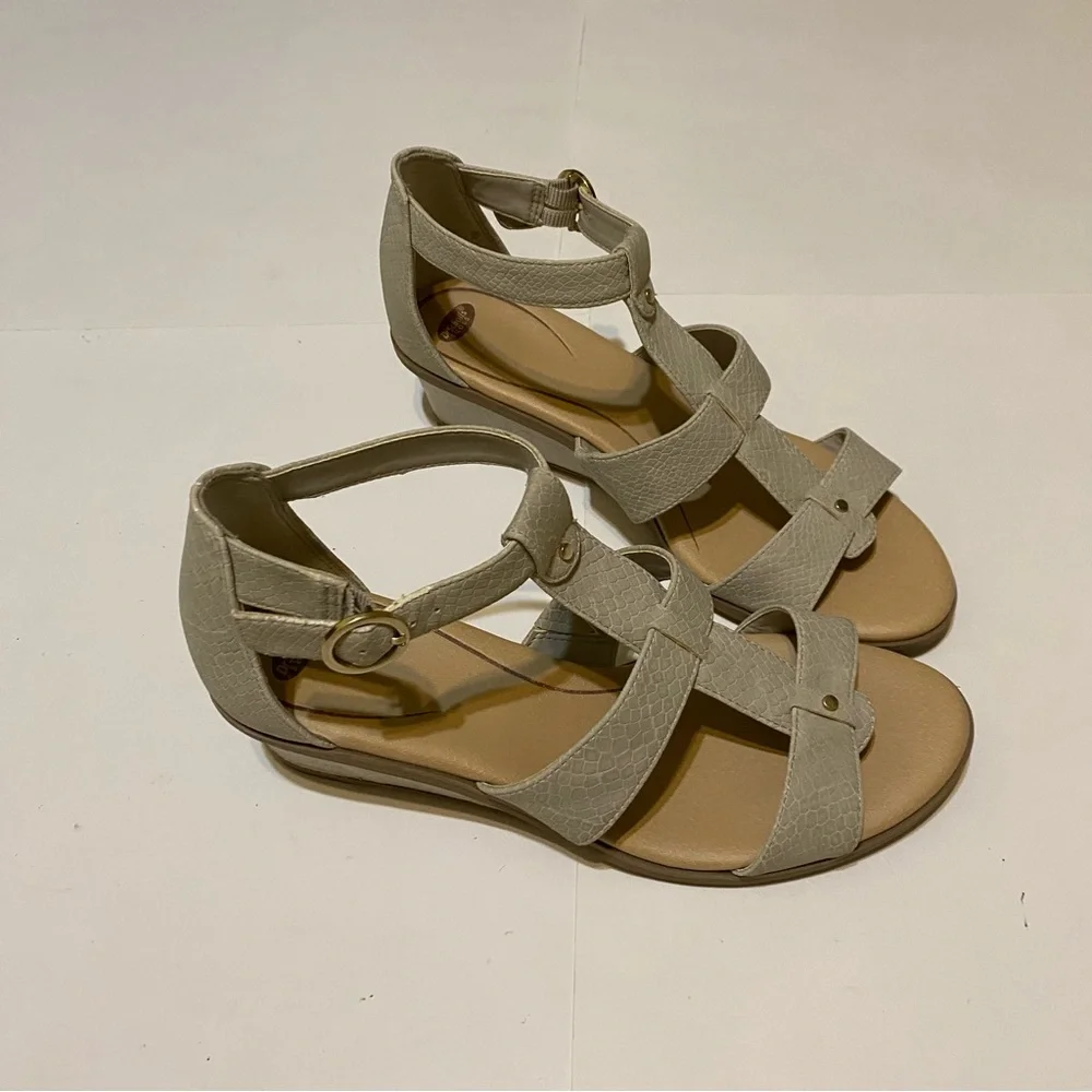 Dr. Scholls beige sandals size 8M